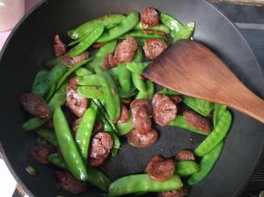 放鸡精，翻炒后可以出锅啦！