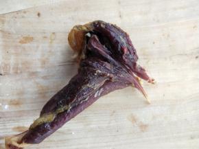 妈妈晒制的腊兔腿，取一只。