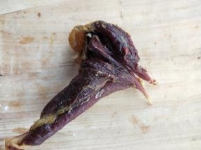 妈妈晒制的腊兔腿，取一只。