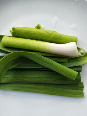 蒸的同时准备两根大蒜苗，洗净。