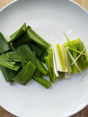 把白色和绿色部分分开切寸断。