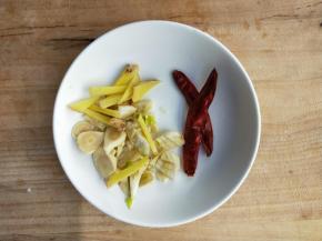 准备干辣椒，蒜末和姜丝。