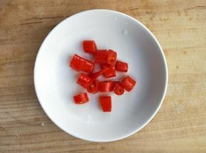 泡椒切小段。