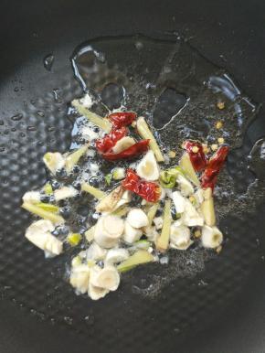 起油锅，放干辣椒，姜丝，蒜末。