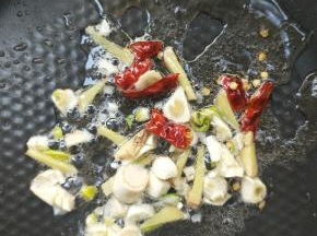 起油锅，放干辣椒，姜丝，蒜末。