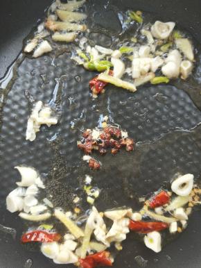 放花椒粒煸炒出香味。