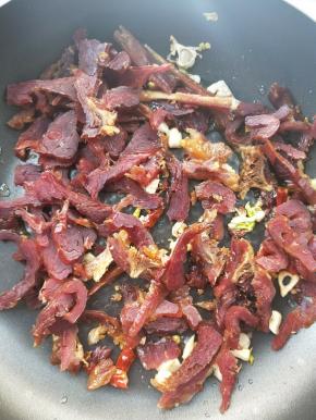 倒入腊兔腿片。