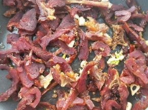 倒入腊兔腿片。