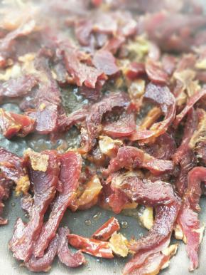 翻炒一下让腊兔腿充分吸收一下料酒。