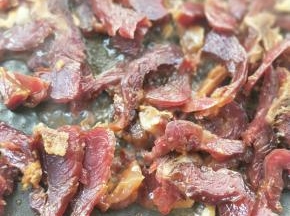翻炒一下让腊兔腿充分吸收一下料酒。