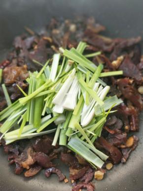 倒入蒜末白色梗部分。