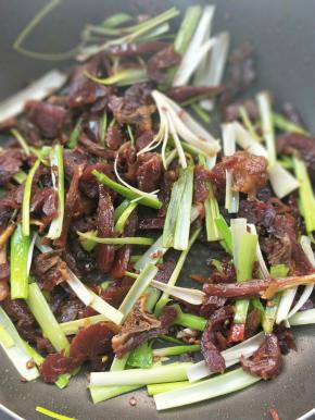 加少许清水，翻炒开。