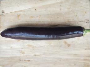 大长茄子一个，洗净，削皮。