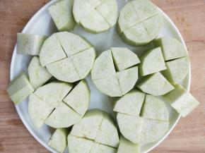 切大小均匀的小块。