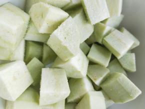 装盆，撒一点盐，用手稍抓一下，让小茄块自然出一点水。