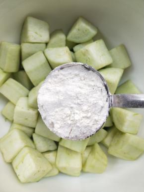 加一汤勺面粉。