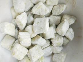 让每一个茄丁都均匀裹上面粉。