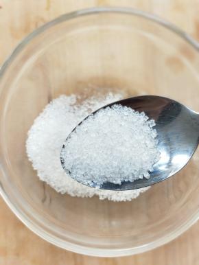 在等待茄块出水时，准备一小碗调制糖醋汁，先放两勺白糖。