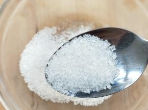 在等待茄块出水时，准备一小碗调制糖醋汁，先放两勺白糖。