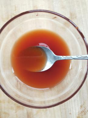 混合均匀，备用。根据个人口味品尝一下，喜甜者减一勺白米醋。喜酸的友友们则多加一勺白米醋。