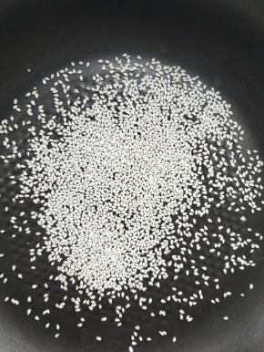 用不粘锅，小火，放白芝麻炒。