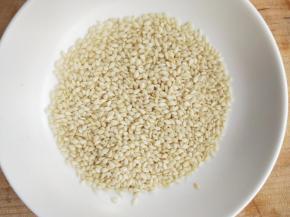 炒至颜色变黄，炒香出锅，备用。