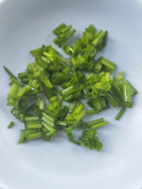 准备葱花。