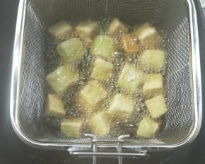 起油锅，油温烧至七八成热时，下茄块。