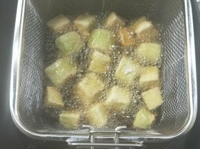 起油锅，油温烧至七八成热时，下茄块。