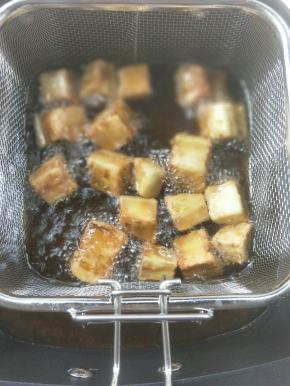 炸至七八成熟提起滤网。