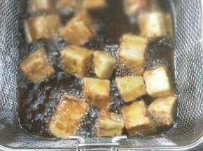 炸至七八成熟提起滤网。