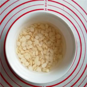 .杏仁洗干净，用清水浸泡30分钟。