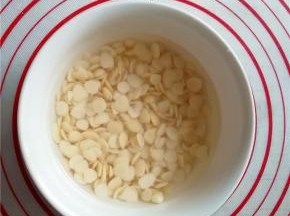 .杏仁洗干净，用清水浸泡30分钟。