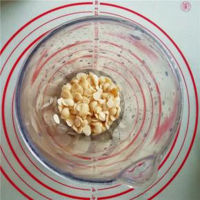 把泡好的杏仁放入搅拌杯中