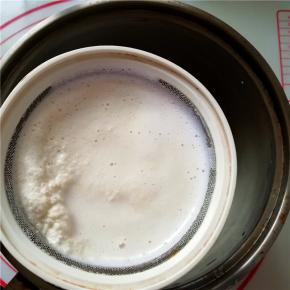 打好的杏仁浆过筛，留下杏仁渣。