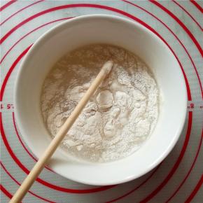 另取一碗，加入糯米粉和100克清水