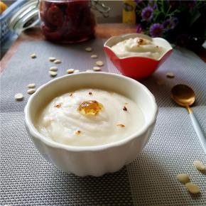 在乍暖还寒的时节，来一碗温暖滋润的杏仁酪，淡淡的杏仁香，口感软糯顺滑，特别容易让人满足。