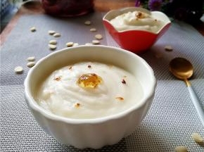 在乍暖还寒的时节，来一碗温暖滋润的杏仁酪，淡淡的杏仁香，口感软糯顺滑，特别容易让人满足。