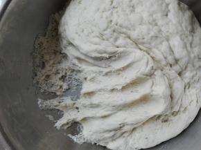 面团发酵到位后，拉开面团看到蜂窝