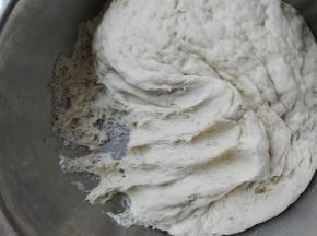 面团发酵到位后，拉开面团看到蜂窝