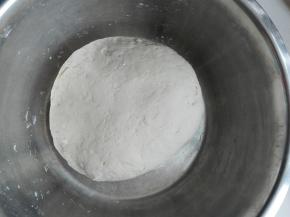 盆中放面粉、水、酵母，和成软硬适中的面团，盖保鲜膜室温下发酵
