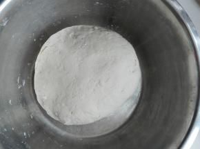 盆中放面粉、水、酵母，和成软硬适中的面团，盖保鲜膜室温下发酵