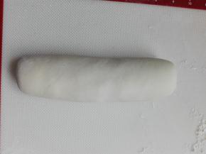 取出面团至案板，使劲揉;揉至面团光滑；揉匀的面团搓成长条