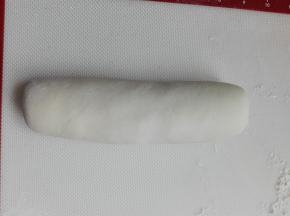 取出面团至案板，使劲揉;揉至面团光滑；揉匀的面团搓成长条