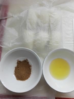 面团分割成6份，盖保鲜膜醒5-10分钟，同时准备二个调料碗，一个碗中放椒盐，一个碗中发植物油