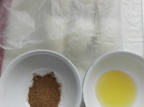 面团分割成6份，盖保鲜膜醒5-10分钟，同时准备二个调料碗，一个碗中放椒盐，一个碗中发植物油