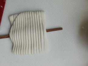 一根筷子从面团下面穿过