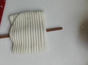 一根筷子从面团下面穿过