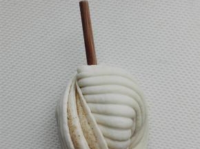 双手拧面团，反向旋转360度，把筷子在案板上轻轻按下，一个花卷完成