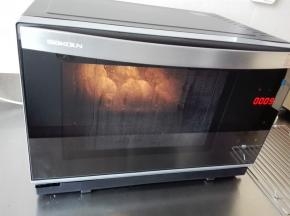 醒发后的花卷放入蒸烤箱中层，选择纯蒸汽功能按键，再选择温度时间按键，温度默认100度，时间为22分钟，按开始键，烤箱开始工作；